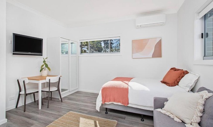 Woonona Apartment | Sip and Dip - Woonona