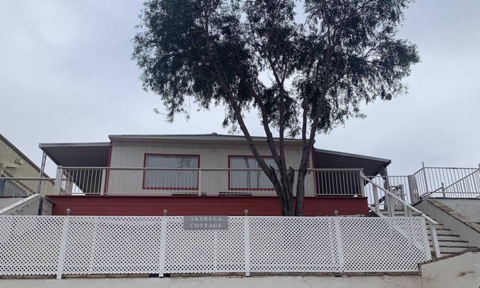 Bullhead City Cottage | Sits across the street from waterfront and up on a hillside with river view.