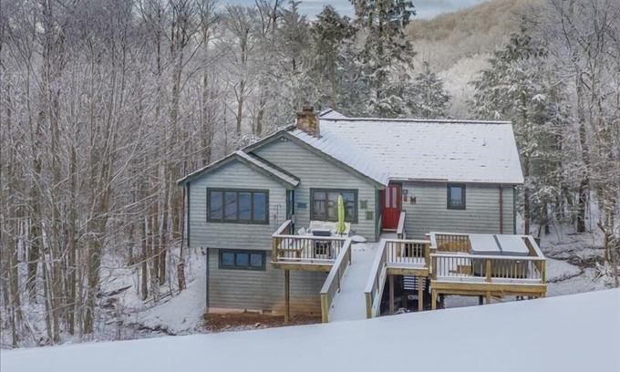 Northface House | Sits Directly on Salamander Trail at Timberline Mountain! Hot Tub on Slopes!...