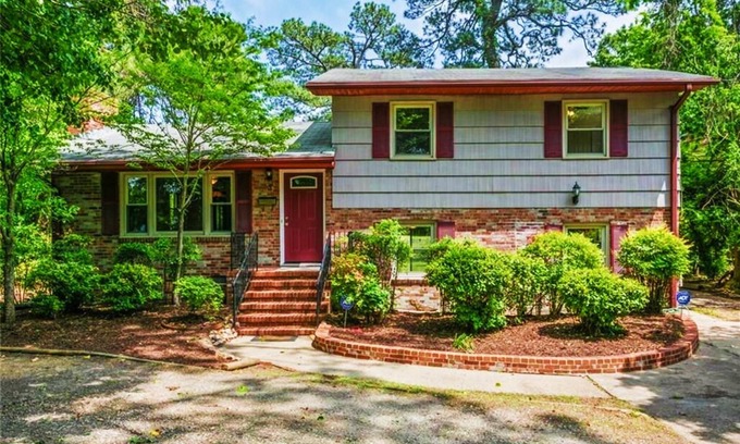 Hampton House | Sitting on the Dock of the Bay, 4-bedroom house in Hampton with Pier & Firepit