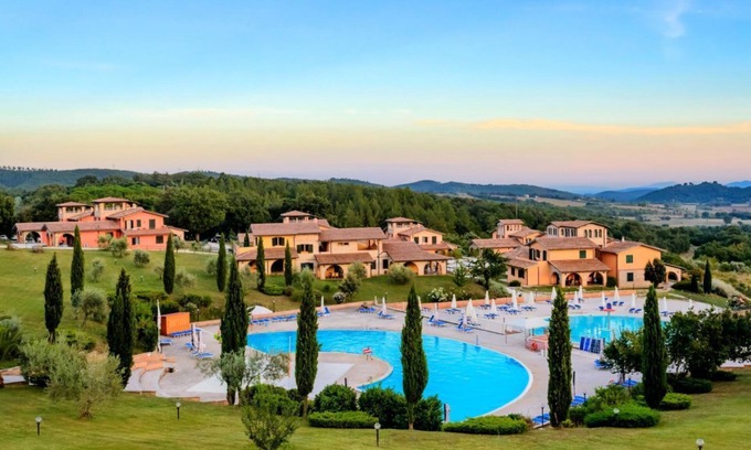 Pian dei Mucini Bed & Breakfast | Situated in the picturesque hills of Massa Marittima, the Resort Mucini Hotel is a charming hamlet nestled in the green countryside of the upper Maremma. With its large, well-kept spaces, the estate offers a relaxing atmosphere where comfort and n