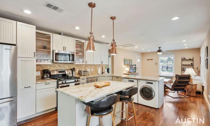 Brentwood House | Sizable Screened in Porch w Luxury Kitchen and Bath