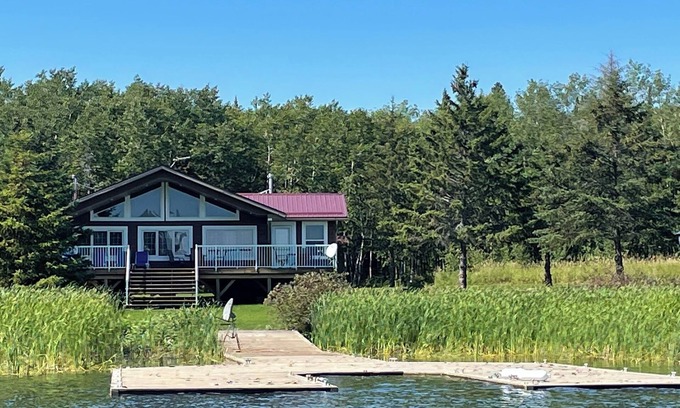 Northern Ontario Cottage | Skøgarmaör Meadow Cottage, Lake Of the Woods, Ward Island