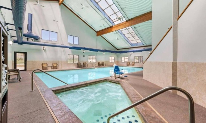 Eagle Hotel | Ski, Hike, Relax in this Scenic Eagle-Vail Valley Getaway - 2 Units