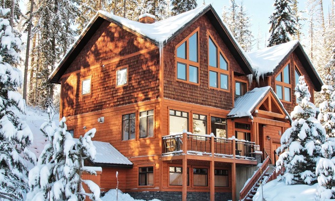 East Kootenay Ski Chalet | Ski In & 10-15 Walk to the Lifts. Hot Tub. A/C.