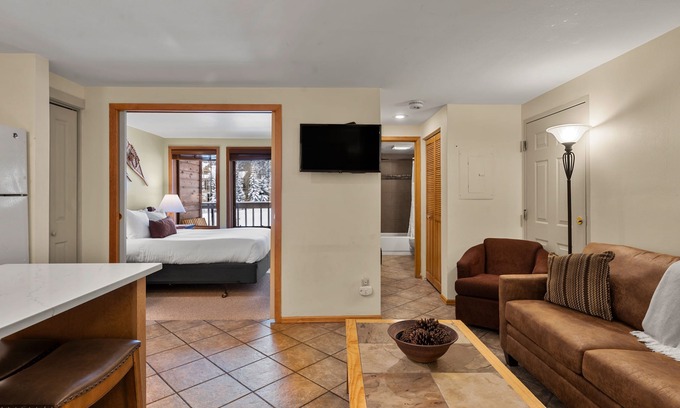Four O'Clock Condo | Ski In/Out, Mtn View, Hot Tubs! Walk to Town.