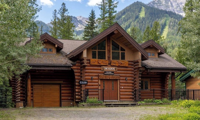 East Kootenay Ski Chalet | Ski In/Out to your Hot Tub. Pool Table