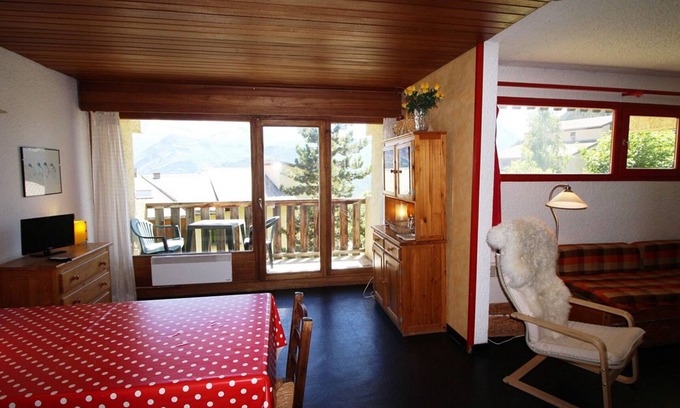 Auris Apartment | Ski-In/Ski-Out 2-Room Apartment with Cabins - Sleeps 8 - Near Shops and Childcare