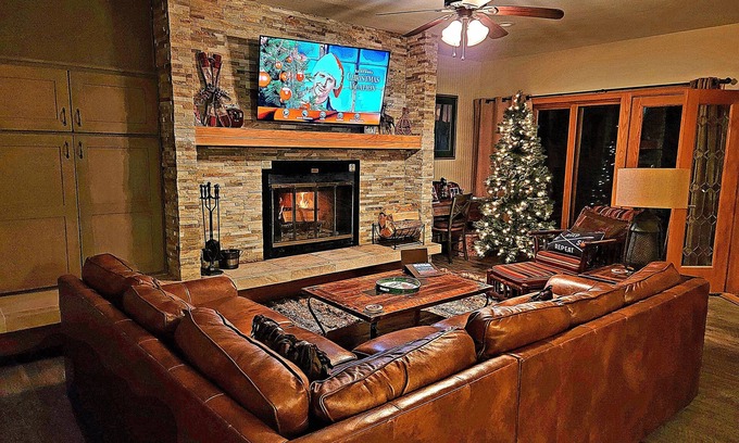 Mountain House Condo | Ski In/Ski Out + Private Hot Tub + Sleeps 8 + Free Parking