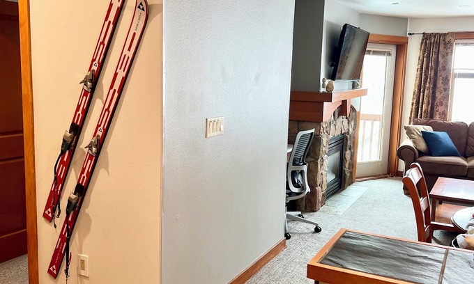 Salt Lake Mountain Resorts Condo | SKI-SLOPE VIEW! 3rd Floor! 1 Bedroom + Den, Sleeps 6! Heated Pool! Ski Locker!