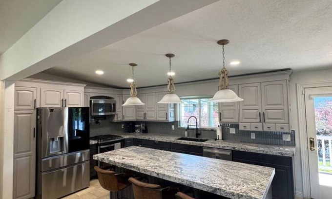 Holladay House | Skiing, 2 Kitchens, 2 Units in 1, 80” TVs, W/D, 2 Backyards