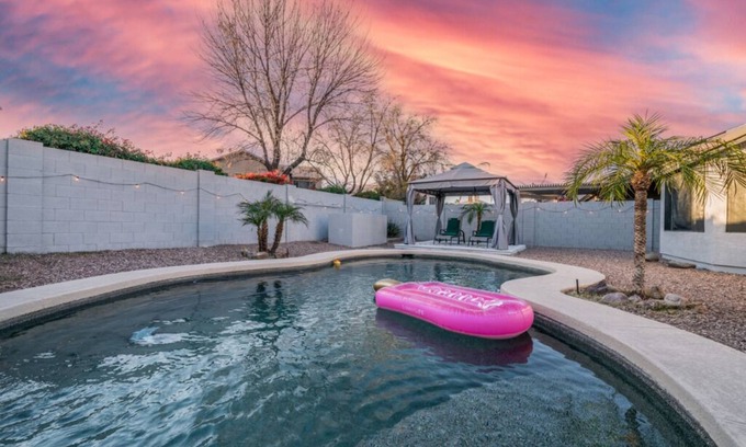 Mountain Vista Ranch House | Sky View Paradise– Cozy 3BR Home with Private Pool in Prime Surprise Location