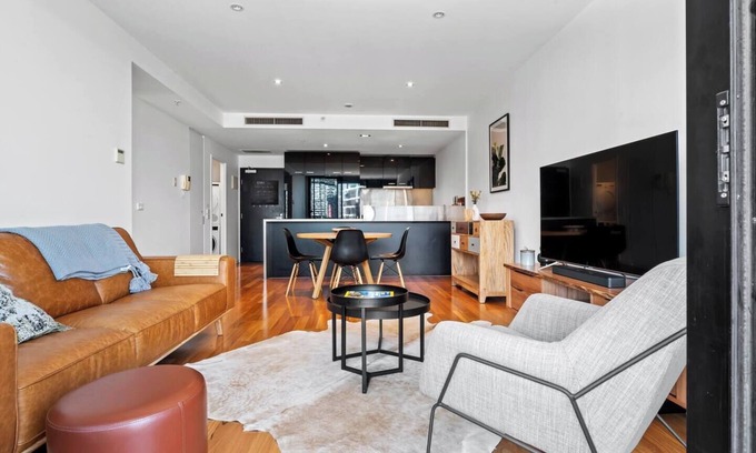 Docklands Apartment | Sky Way on 10th A Sleek Balcony Pad with Parking