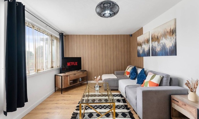 Bolton House | Sleek and Stylish 3 Bed House - Great Location