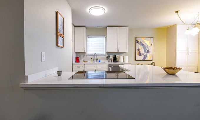 Villa Heights House | *Sleek Bungalow Near Noda* - Walk to Optimist Hall