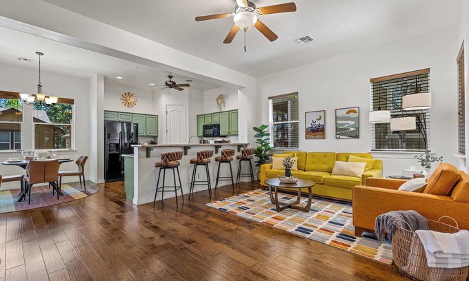 Flagstaff House | Sleek MidCentury Modern 2bd/2ba, Gas Fireplace- 5 min to Fall Festivals & Trails