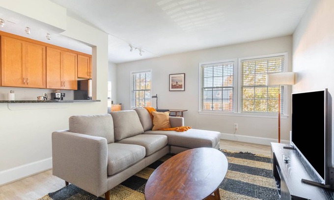 Old Town North Apartment | Sleek Old Town North 1BR w/Gym & Rooftop Pool, nr Museums, by Blueground