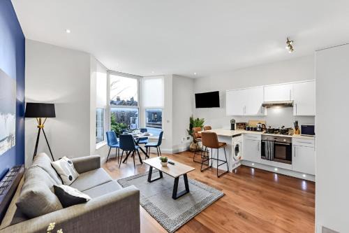 Fortune Green Apartment | Sleek & Stylish Urban Escape-Ideal for 3!