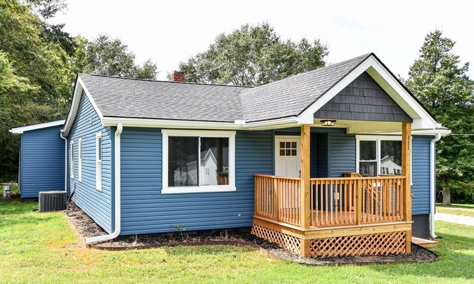 Travelers Rest House | ♥Sleek Swamp Rabbit Trail Base Camp near downtown♥