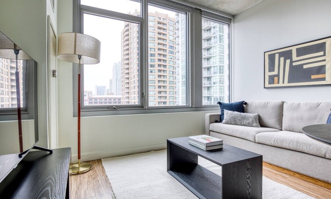West Loop Gate Apartment | Sleek West Loop Studio w/Deck, Pool & Gym, 3 blocks to L, by Blueground