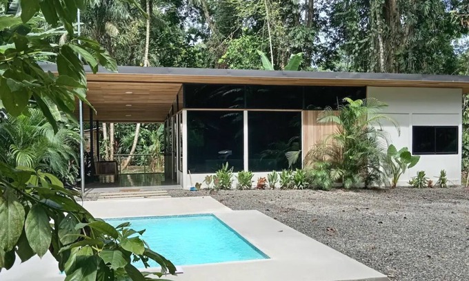 Cahuita House | Sleeping Sloth-Walking distance to Playa Grande