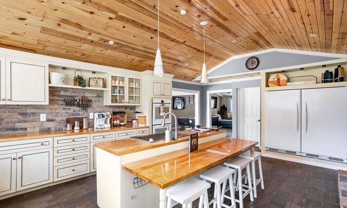 Westfield House | Sleeps 10+/Batting Cage/Theater!