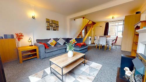 Milton House | Sleeps 10, Free parking, close to Science Park, King size bed