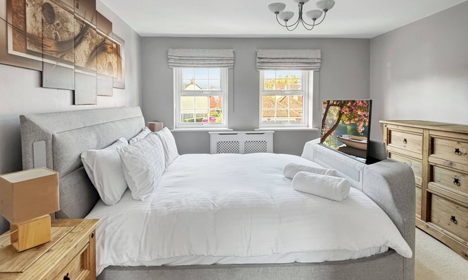 Newark House | Sleeps 10 Large 5 bed house in Village location with garden & driveway!