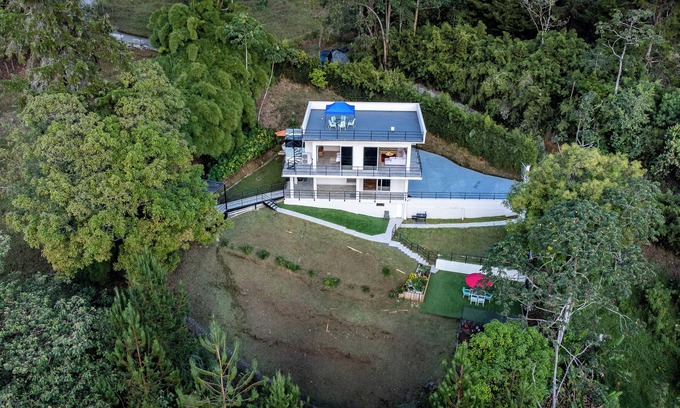 El Poblado Villa | Sleeps 11 - 9 beds, Starlink Wi-Fi, dual BBQs, plus optional chef, transport