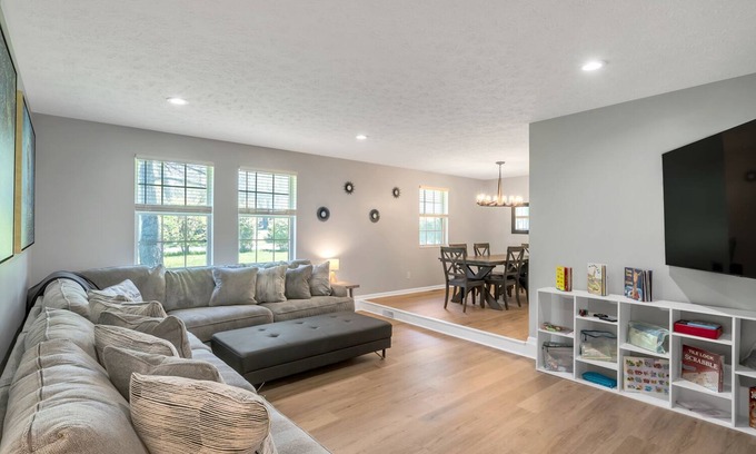 Mason House | Sleeps 12, Ranch Style Home ~ Kings Island, Great Wolf, Tennis, Golf, and More!