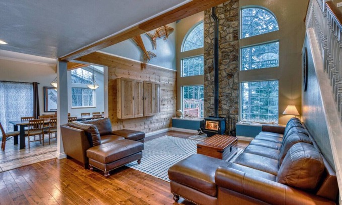Kodiak House | Sleeps 14, 7 Bedrooms 3800 Sq Ft With Hot Tub