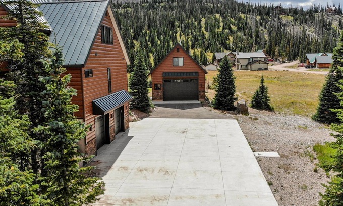 Brian Head Cabin | Sleeps 18- Together in the Mountains! Game Room Included