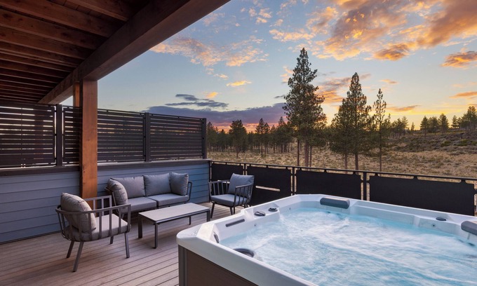 Bend House | Sleeps 20, 4 Units | 10BDR, Hot Tub, Near Old Bend + DT | Aerie by AvantStay