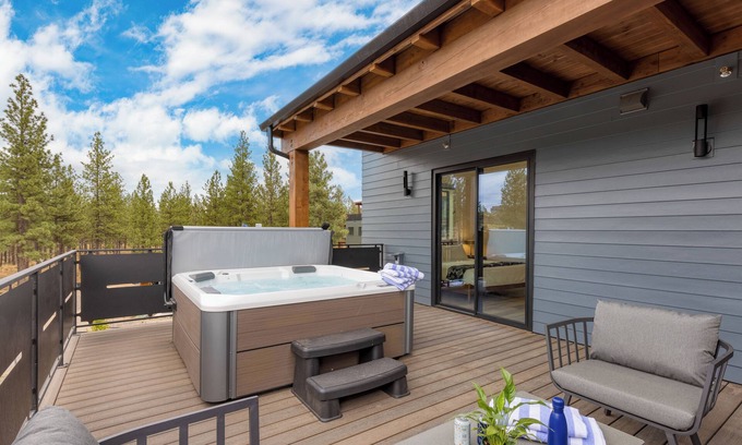 Bend House | Sleeps 20 | Hot Tub + Near DT | 4 Units | Aerie