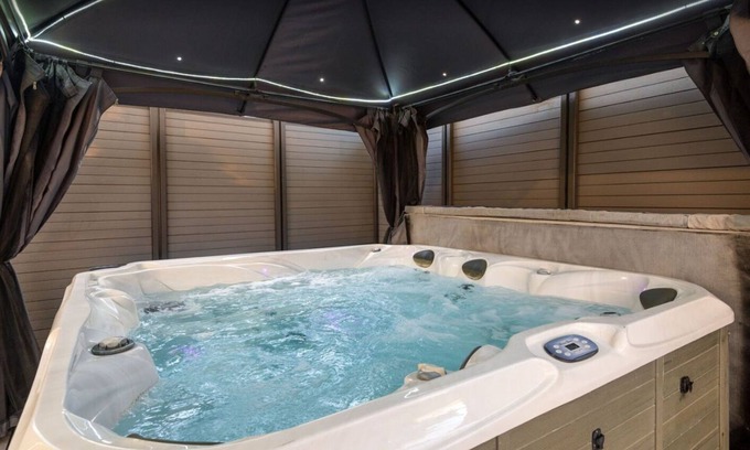 Mealsgate House | Sleeps 22 | Hot Tub | Games Room