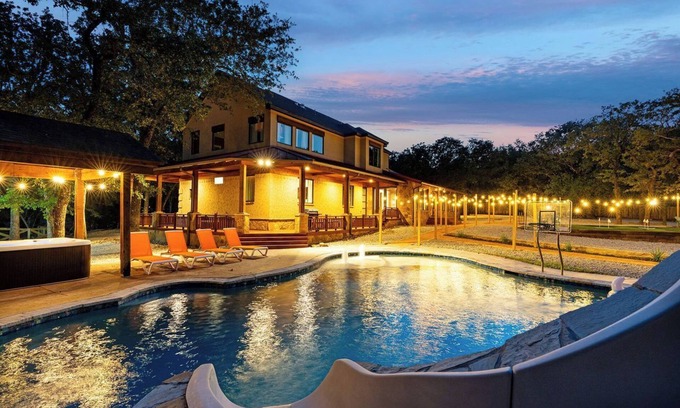 Fort Worth House | Sleeps 22-Pool-Sport Sim-Pickleball-Mini Golf