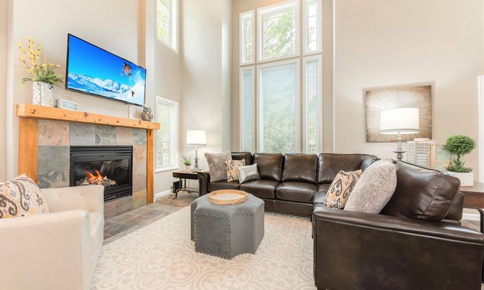 Midvale House | Sleeps 23 * 2 Hot Tubs * Fire Pit & Ski Access * Cozy Retreat