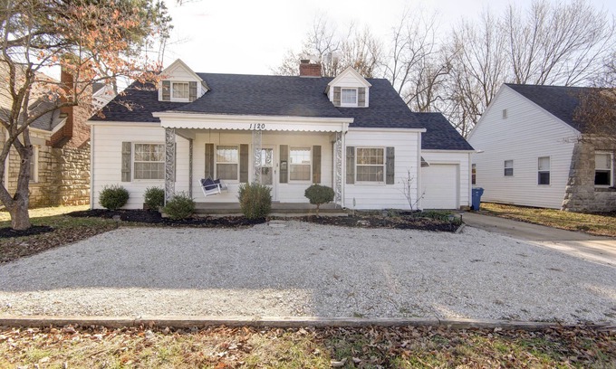 University Heights House | Sleeps 3 Couples or family - great for traveling nurses