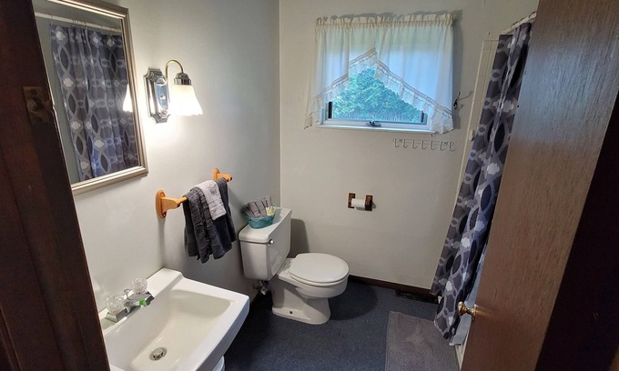 Corry Apartment | Sleeps 4 with private backyard near ski resort