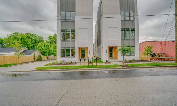 Talbot's Corner House | * SLEEPS 40* Music City Reunion - *4 Units * 12BR* 14BA * Amazing Rooftops*