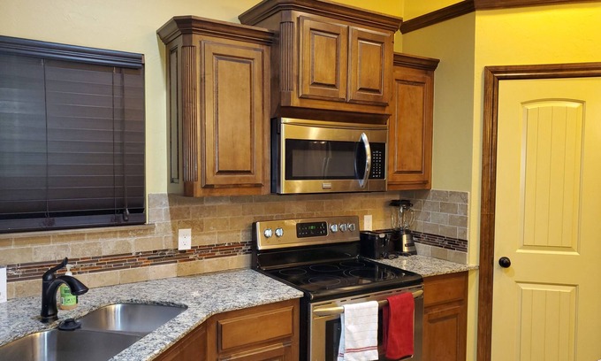 South Oklahoma City House | Sleeps 5 ☆ OU Campus ☆ Airport ☆ Restaurants ☆ Shopping Nearby