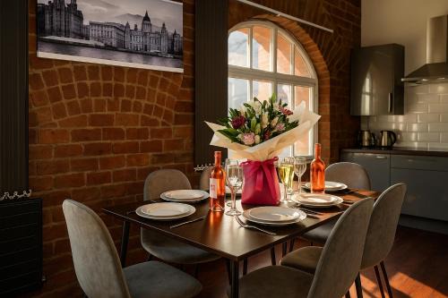 RopeWalks Apartment | Sleeps 6 -Cosy Retreat - Near Bars & Train!