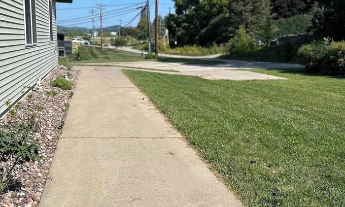 La Crosse House | Sleeps up to 14 people, 5 minutes from downtown, handicap accessible.