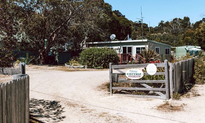 Binalong Bay Apartment | sloop cottage | beachfront | vibes