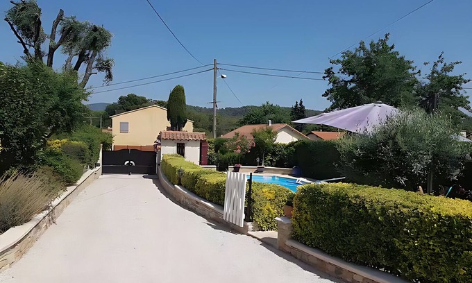 La Bouilladisse Villa | Small apartment under villa with shops near swimming pool 30mm from the sea