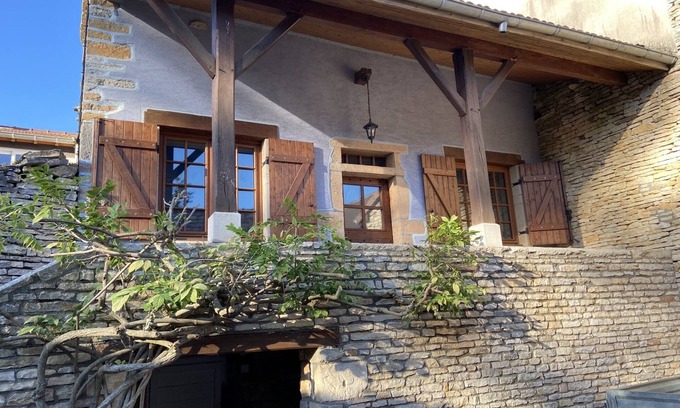 Cortevaix House | Small Burgundy stone house, private courtyard, close fromCluny, Taizé, Cormatin.