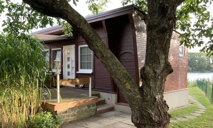 Jesendorf Apartment | Small, cozy bungalow with a lake plot and a private jetty