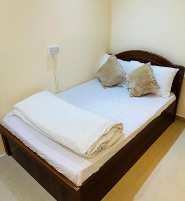 Ajman House | Small Room shared bath with beach access for single person or short stay couplesغرفة صغيرة مع حمام مشترك مع إمكانية الوصول إلى الشاطئ لشخص واحد أو للأزواج الذين يقيمون لفترة قصيرة