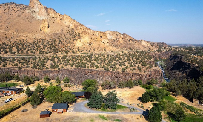 Terrebonne House | Smith Rock Base Camp - 2 BDR Stunner for 6, Steps from Smith Rock State Park!