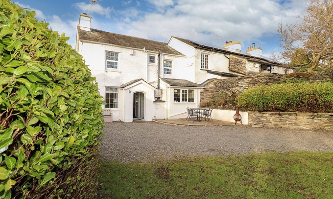 Bowland Bridge Cottage | SMITHY COTTAGE AT BOWLAND BRIDGE, pet friendly in Bowland Bridge